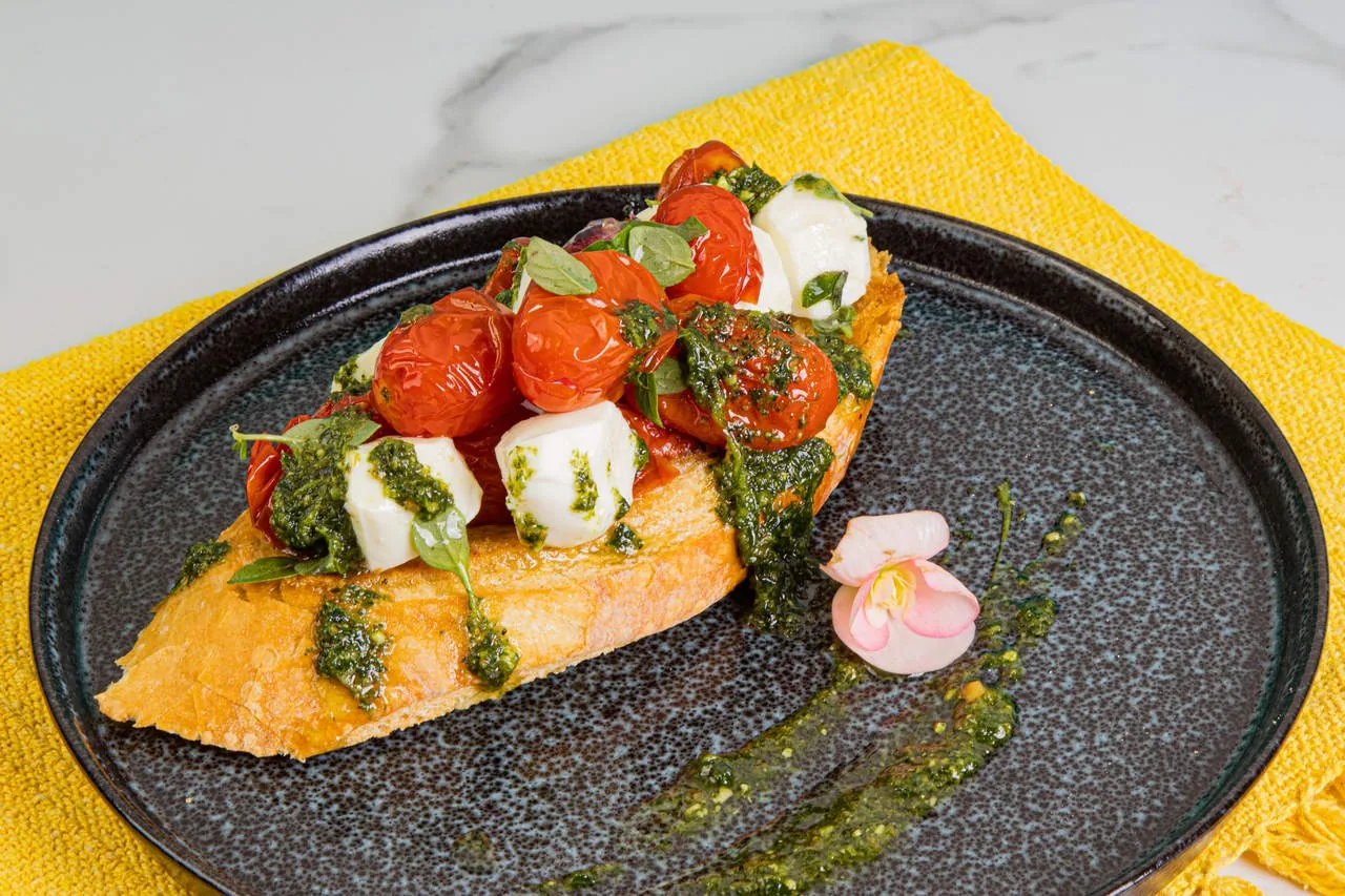 Tartine de caprese do Divino Café & Co, com muçarela de búfala, tomate confit e pesto