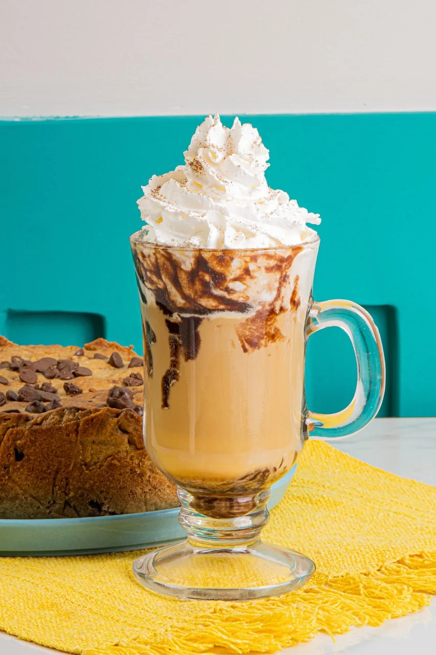 Café especial do Divino Café & Co, com chantilly e calda